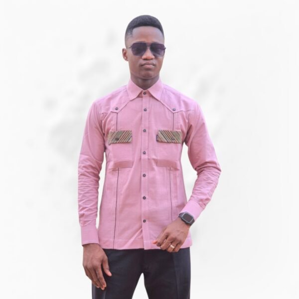 Chemise Homme Rose Pâle – Détails Rayés & Finitions Contrastées